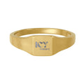 Icy Culture anel de sinete dourado em aço inoxidável com acabamento PVD, face quadrada gravada com logótipo.