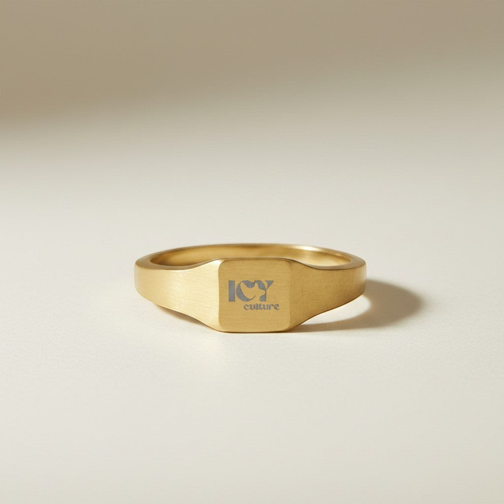 Icy Culture anel de sinete dourado em aço inoxidável com acabamento PVD, face quadrada gravada com logótipo.
