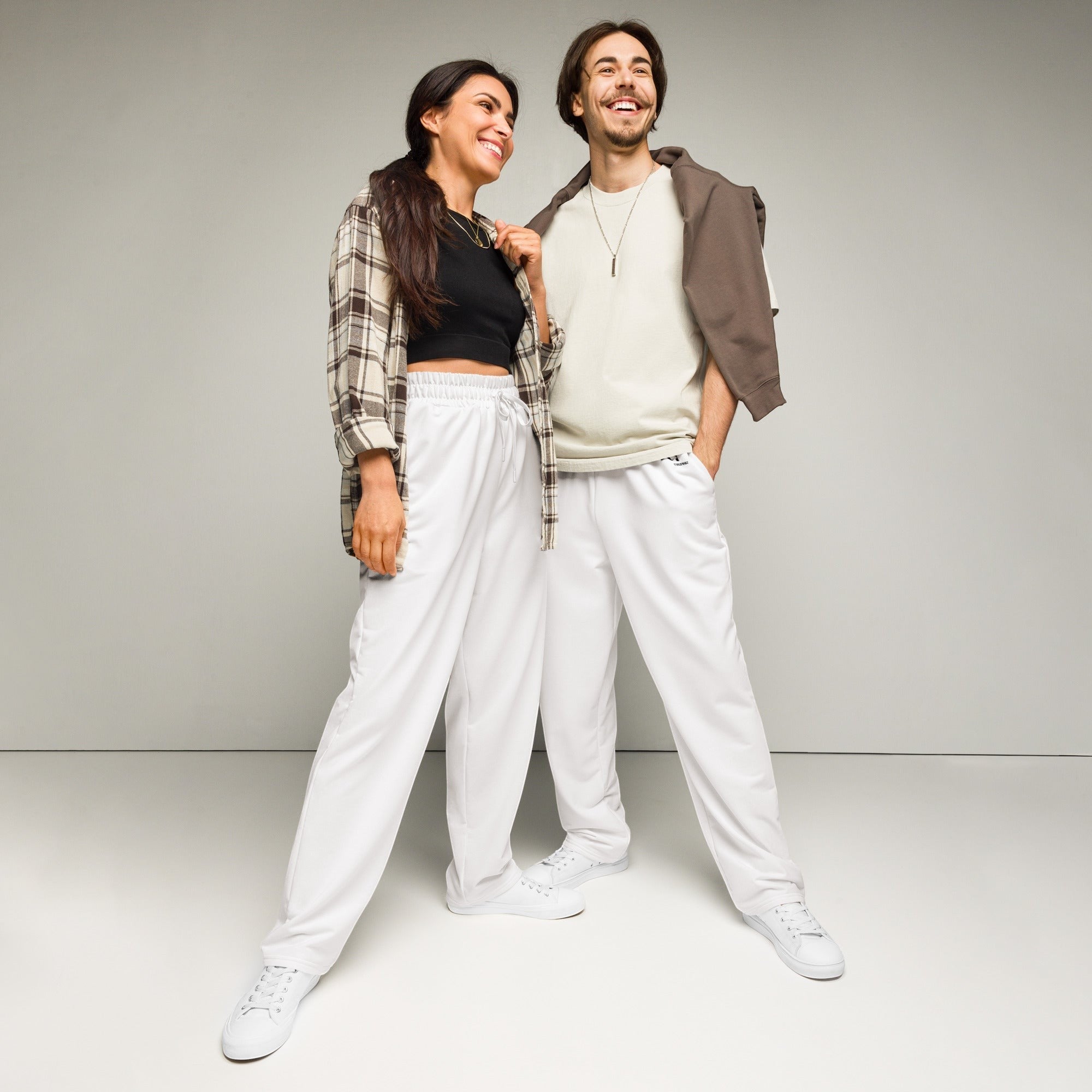 Icy Culture unissex calças brancas de perna larga com cintura elástica e cordão, ideais para looks desportivos.