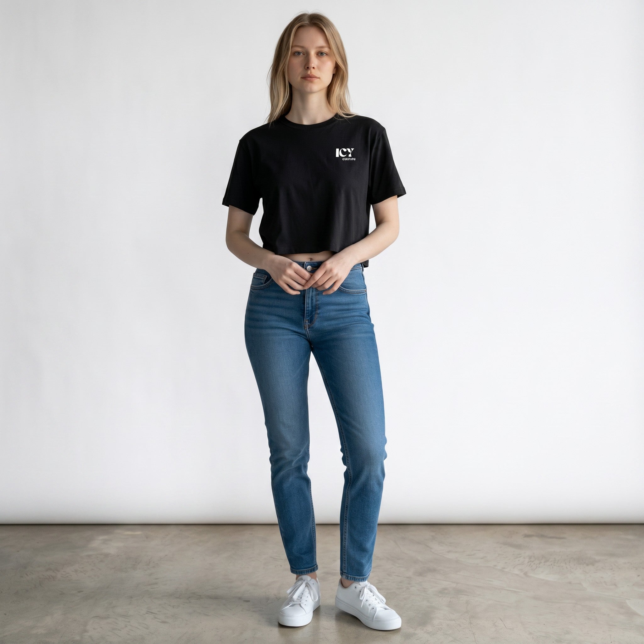 Icy Culture crop tee em algodão preto com logótipo branco pequeno no peito esquerdo, gola redonda e mangas curtas.