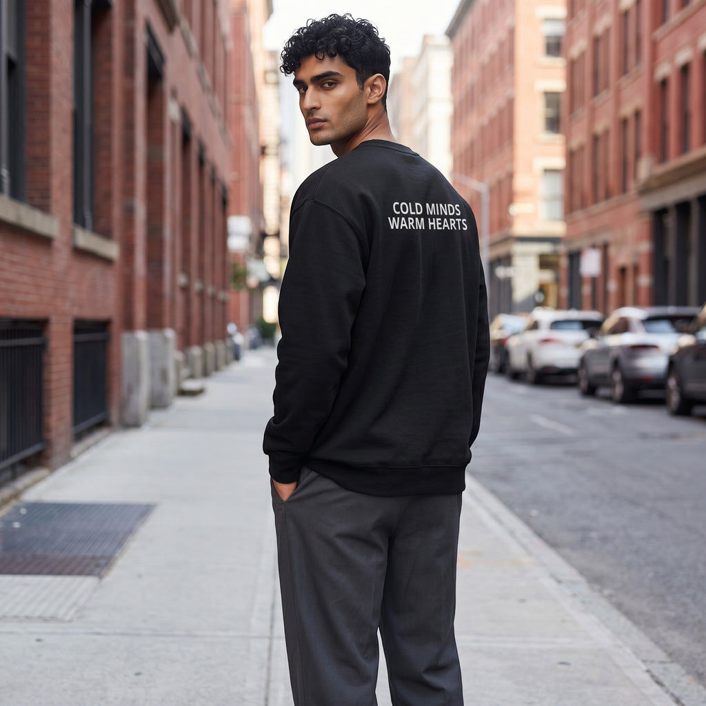 Icy Culture Equilibrium Sweatshirt preto com "COLD MINDS WARM HEARTS" em branco nas costas, gola redonda, ajuste clássico.