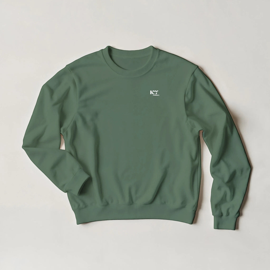 Icy Culture verde musgo, sweatshirt de algodão e poliéster com logótipo branco discreto no peito esquerdo. Clássico e confortável.