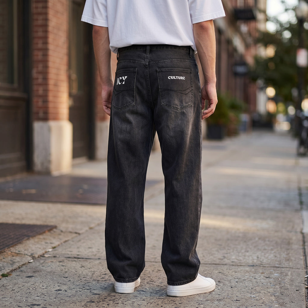 Icy Culture Phantom Barrel Jeans em ganga preta lavada com cintura média e corte largo. Detalhe de logótipo branco nas costas.