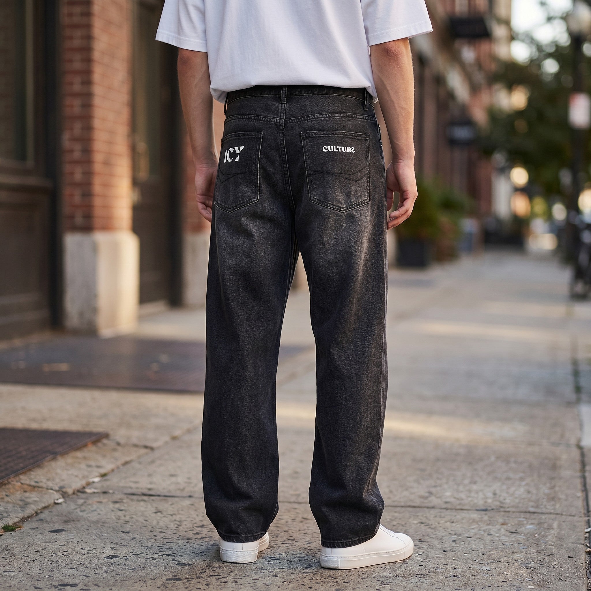 Icy Culture Phantom Barrel Jeans em ganga preta lavada com cintura média e corte largo. Detalhe de logótipo branco nas costas.