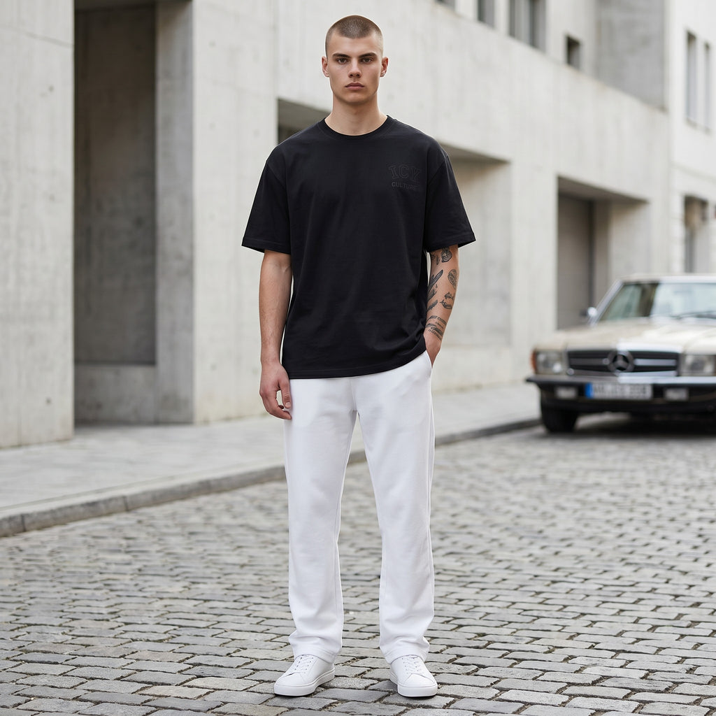 T-shirt preto de algodão 100% ring-spun da Icy Culture com logótipo discreto no peito e ajuste descontraído.
