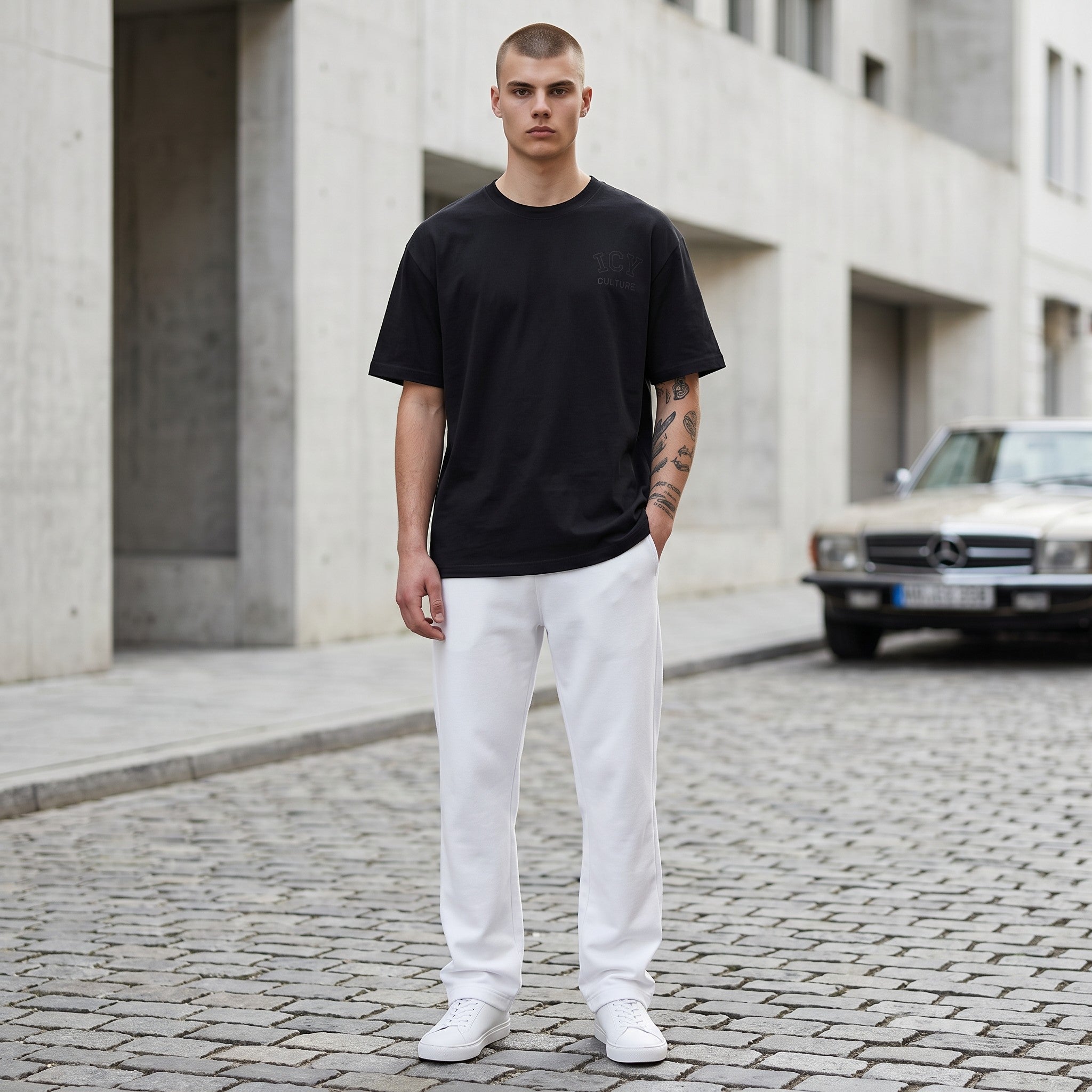 T-shirt preto de algodão 100% ring-spun da Icy Culture com logótipo discreto no peito e ajuste descontraído.