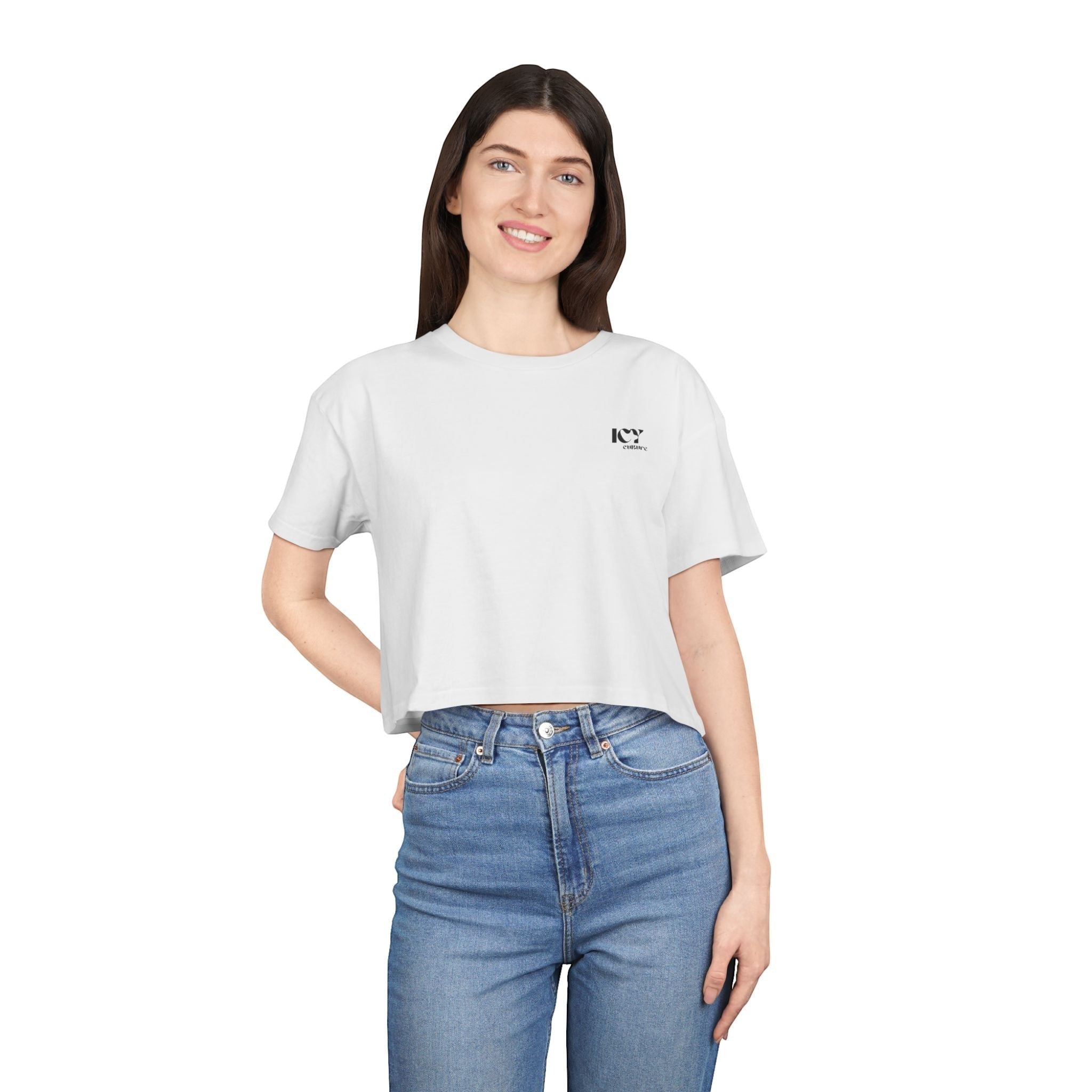 Icy Culture branco algodão cropped tee com logótipo pequeno no peito esquerdo, gola redonda e mangas curtas.